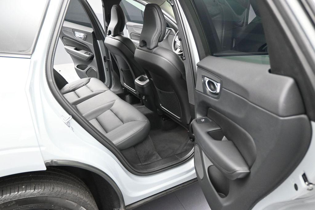 صورة 13 لـ 2024 Volvo XC60 B5 PLUS DARK THEME