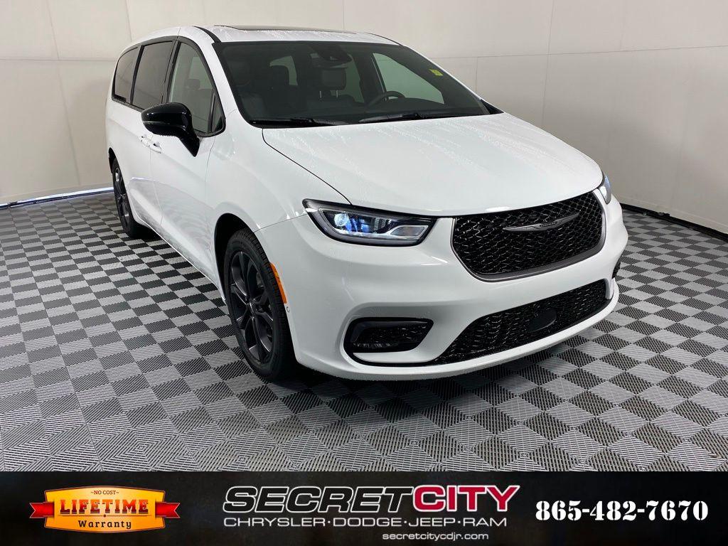 New 2026 Chrysler Pacifica Select