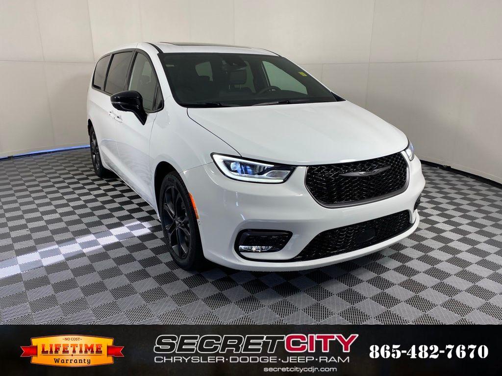 New 2026 Chrysler Pacifica Select