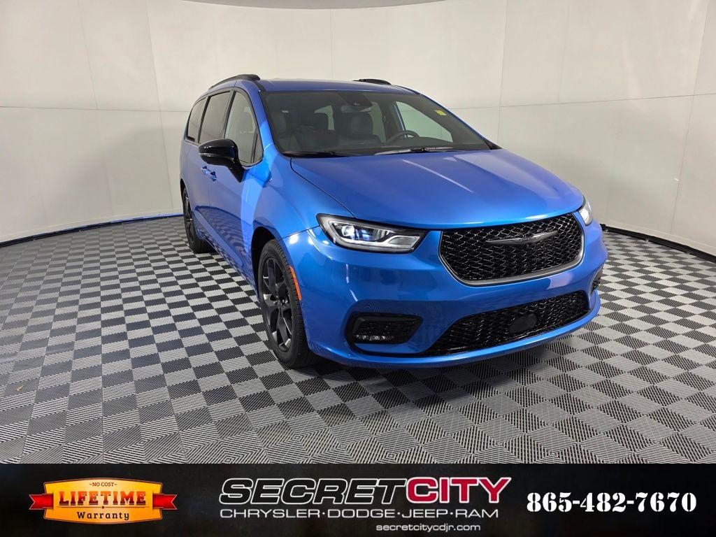 New 2026 Chrysler Pacifica Select