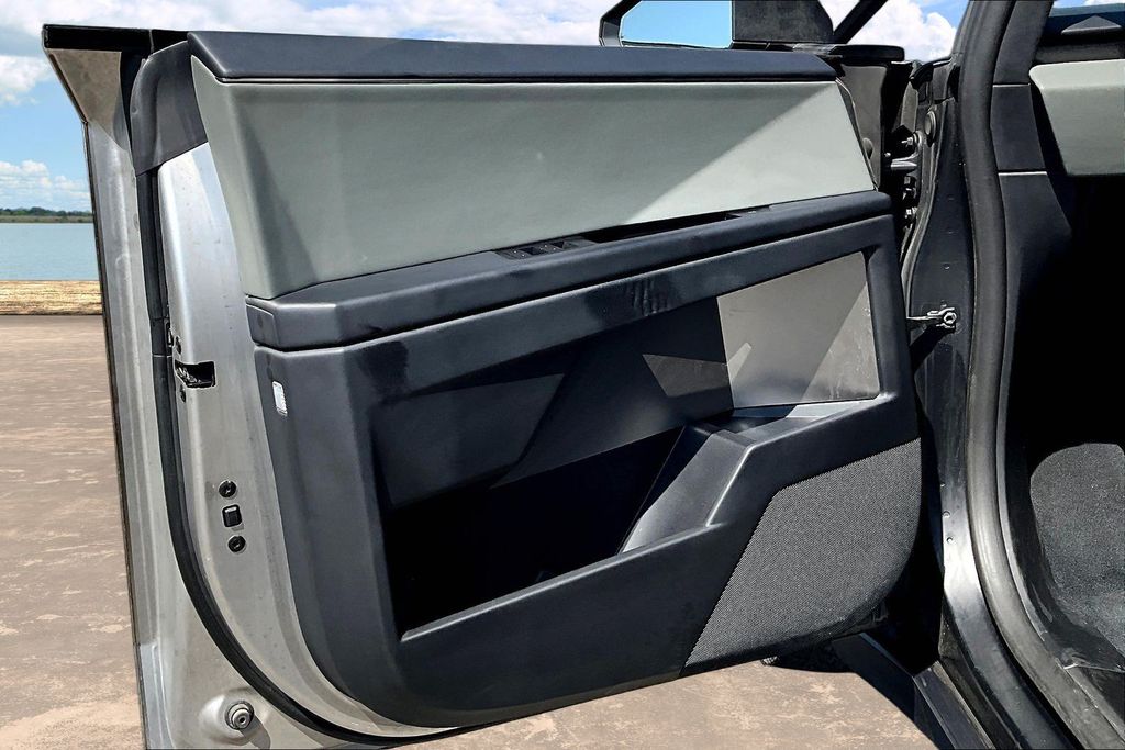صورة مصغرة 18 لـ 2024 Tesla CYBERTRUCK BASE