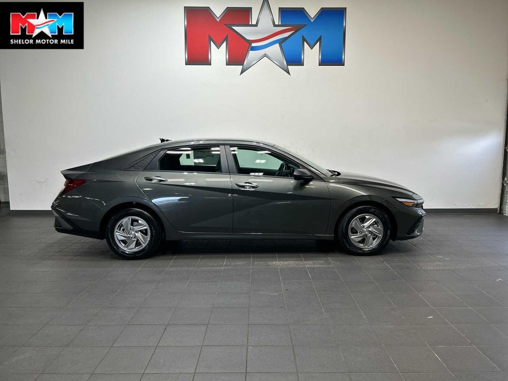 New 2026 Hyundai ELANTRA SE