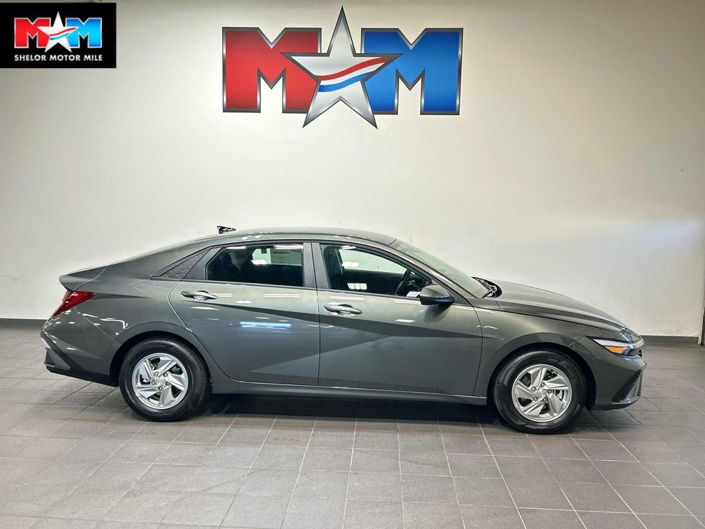 New 2026 Hyundai ELANTRA SE