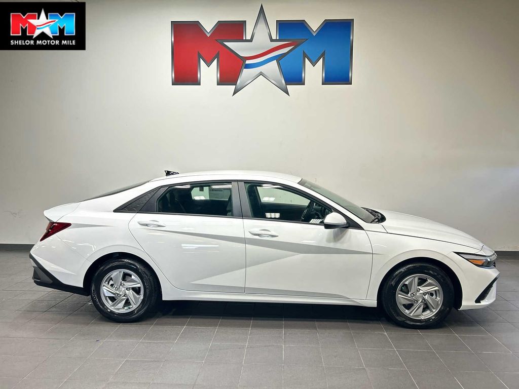 New 2026 Hyundai ELANTRA SE