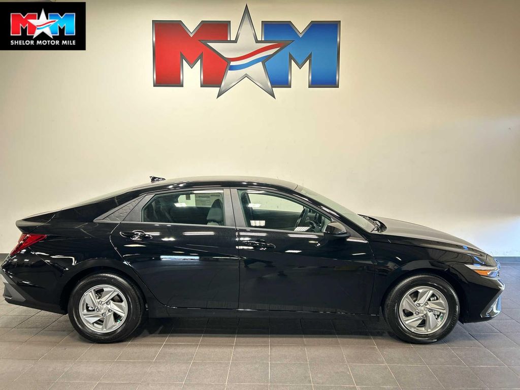New 2026 Hyundai ELANTRA SE
