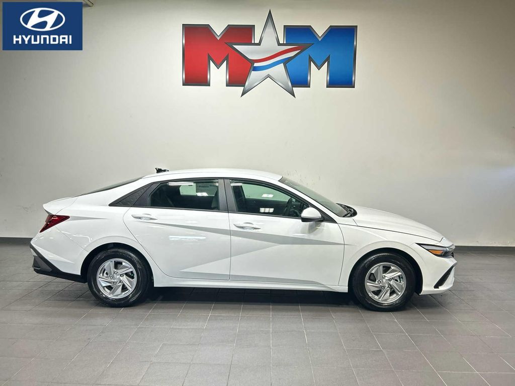 New 2026 Hyundai ELANTRA SE