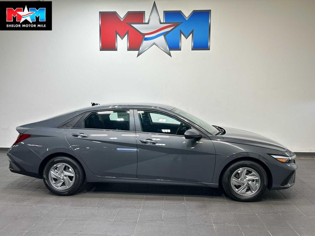 New 2026 Hyundai ELANTRA SE
