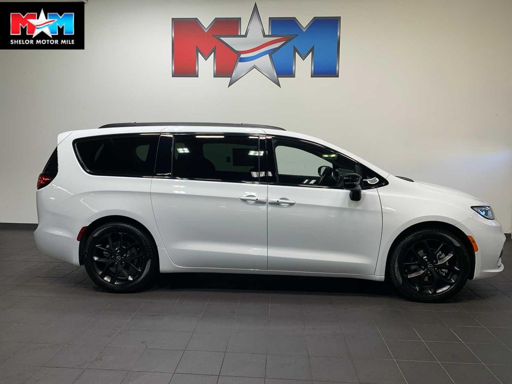 New 2026 Chrysler Pacifica Limited