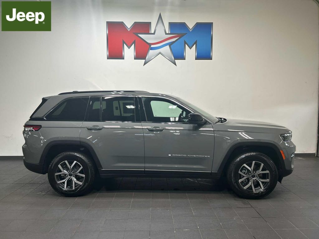 New 2027 Jeep Grand Cherokee Laredo