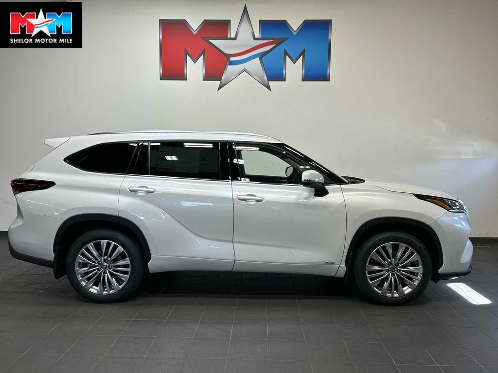 New 2026 Toyota Highlander Hybrid Platinum