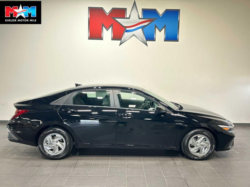 New 2026 Hyundai ELANTRA SE