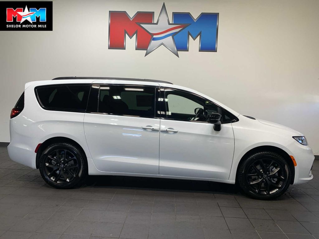 New 2026 Chrysler Pacifica Limited