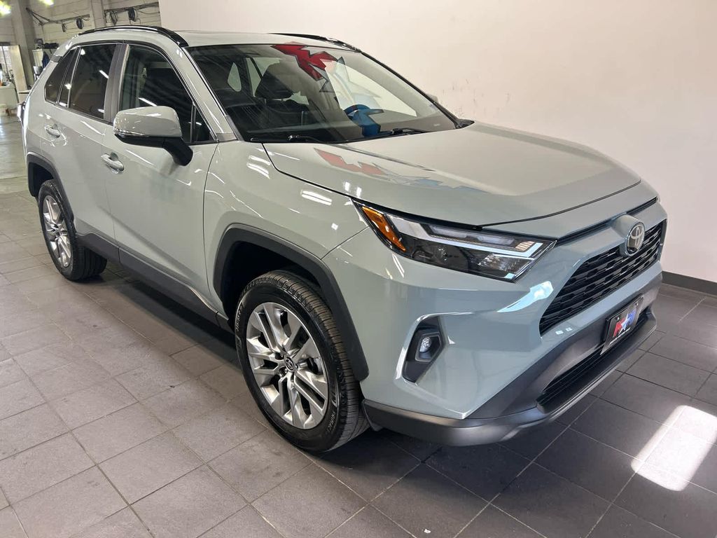 صورة 2 لـ 2023 Toyota RAV4 XLE PREMIUM