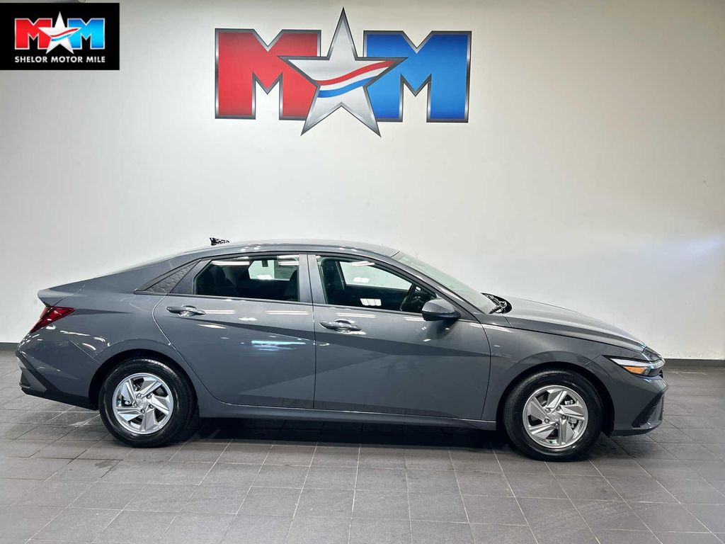 New 2026 Hyundai ELANTRA SE