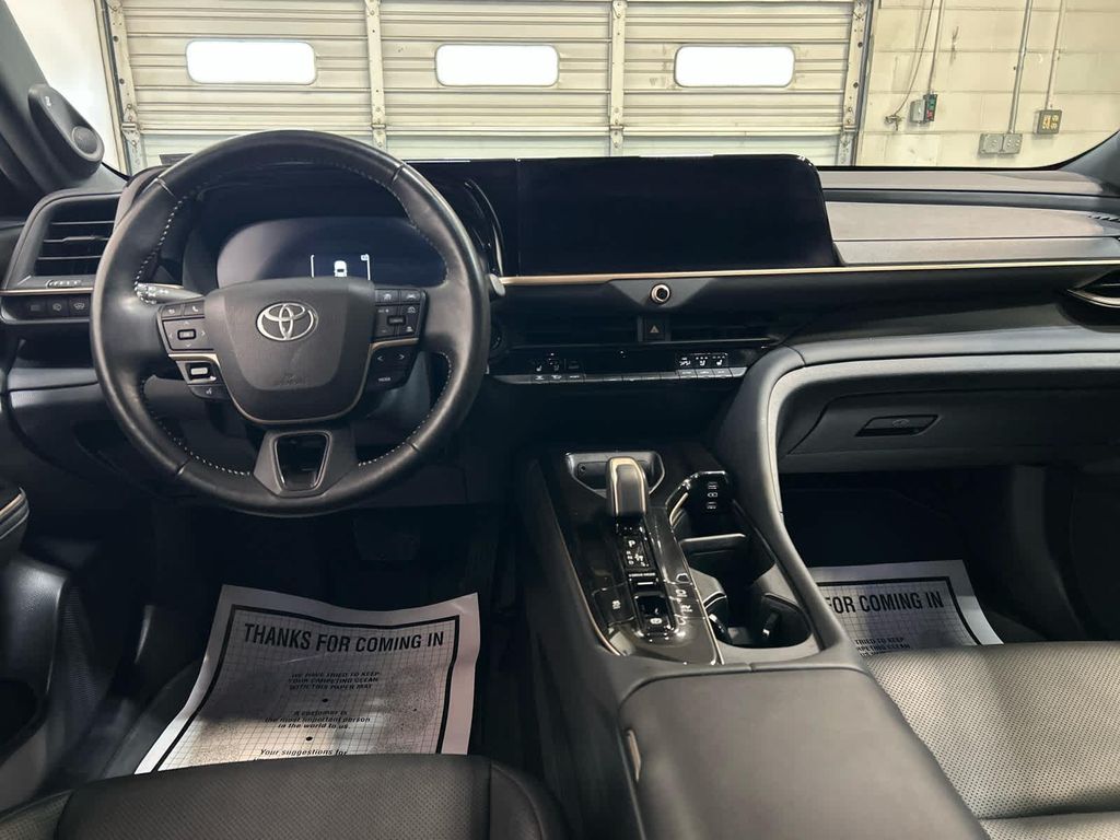 2025 Toyota CROWN SIGNIA LIMITED — фото 4