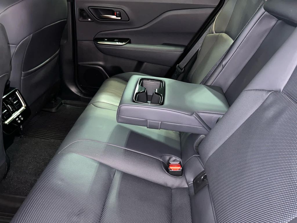 2025 Toyota CROWN SIGNIA LIMITED — фото 10