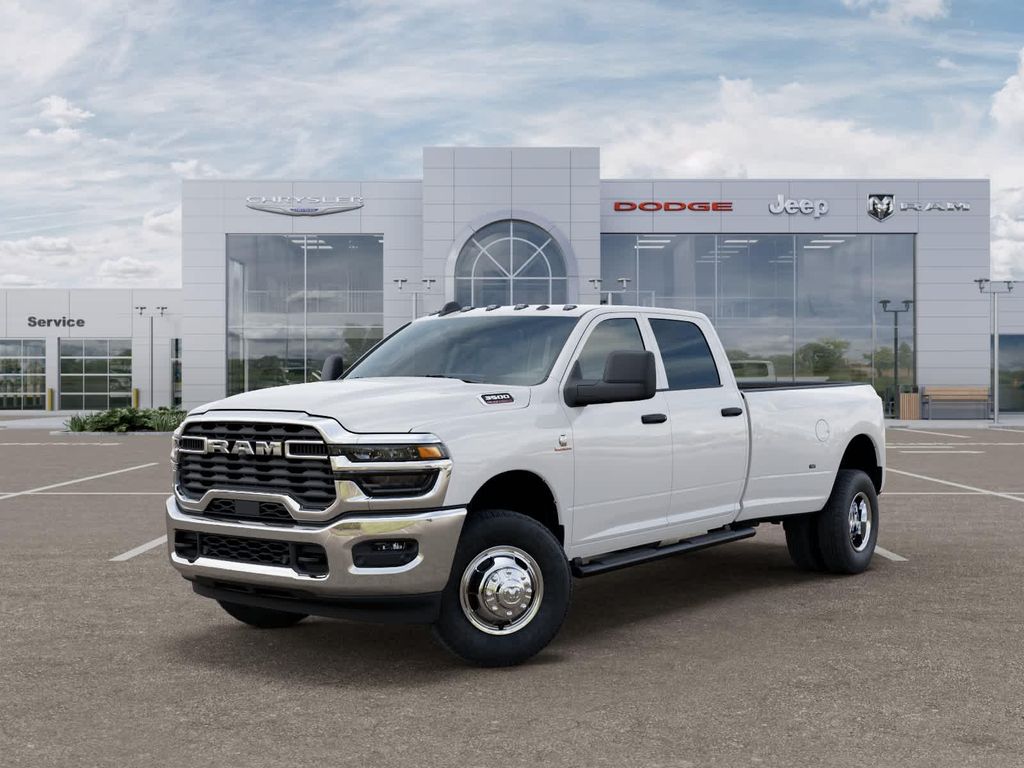 صورة 2 لـ 2026 RAM 3500 TRADESMAN CREW CAB 4X4 8' BOX