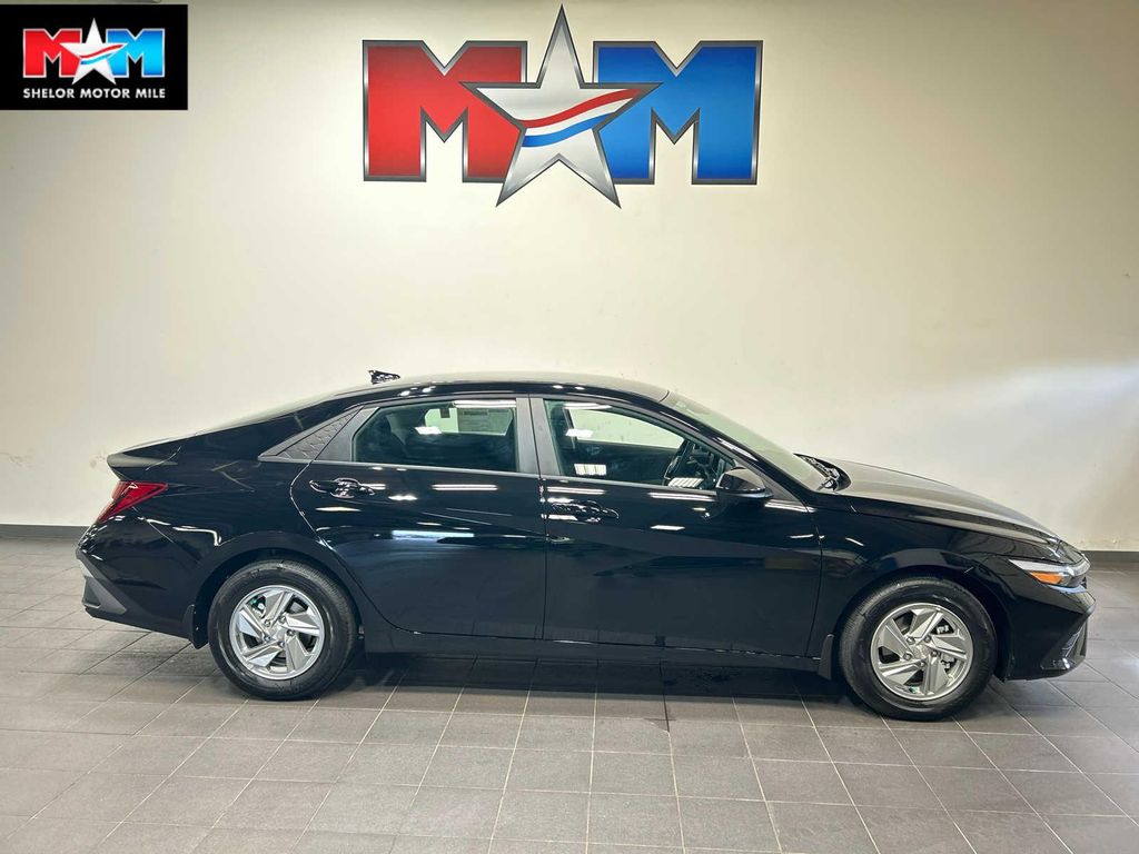 New 2026 Hyundai ELANTRA SE