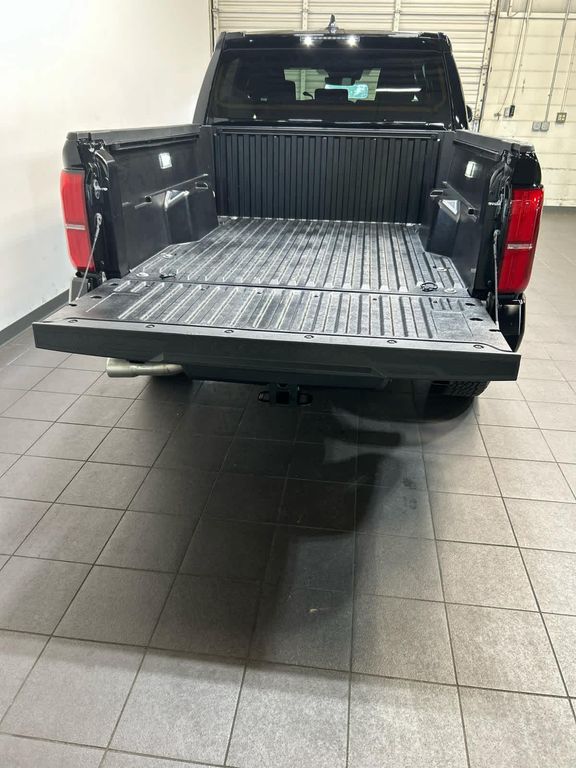 صورة 10 لـ 2025 Toyota TACOMA TRD OFF ROAD