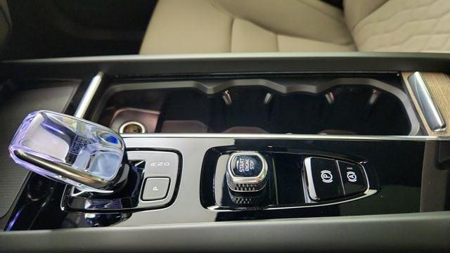 2026 Volvo XC60 PLUG-IN HYBRID T8 CORE — миниатюра 17