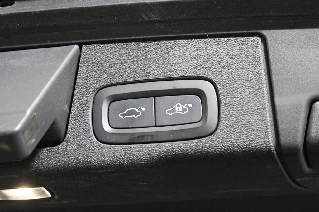 صورة مصغرة 25 لـ 2023 Volvo XC60 B5 PLUS DARK THEME