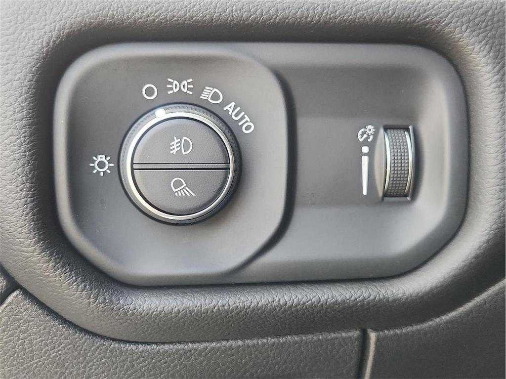 2023 RAM 1500 BIG HORN thumbnail 17