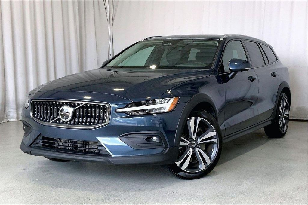 2025 Volvo V60 CROSS COUNTRY PLUS, B5 AWD GAS (MILD HYBRID) — миниатюра 12