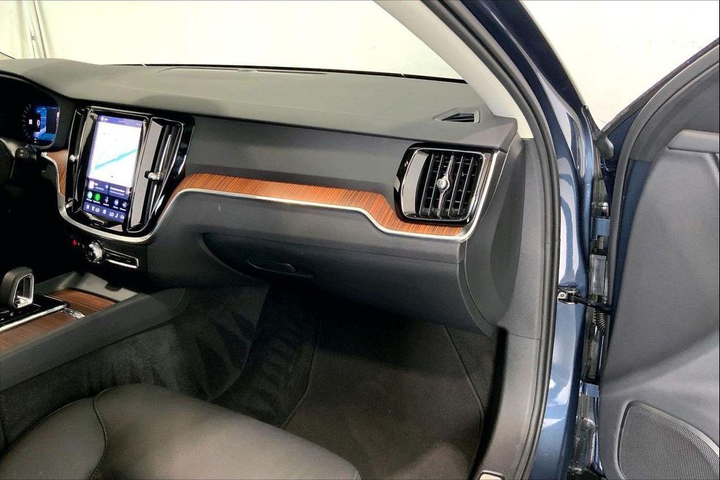 2025 Volvo V60 CROSS COUNTRY PLUS, B5 AWD GAS (MILD HYBRID) — миниатюра 16