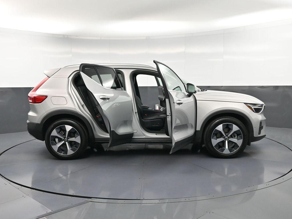 2023 Volvo XC40 B5 PLUS BRIGHT THEME — фото 35