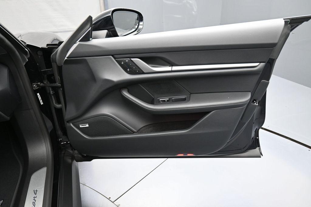 2026 Porsche TAYCAN 4 thumbnail 28
