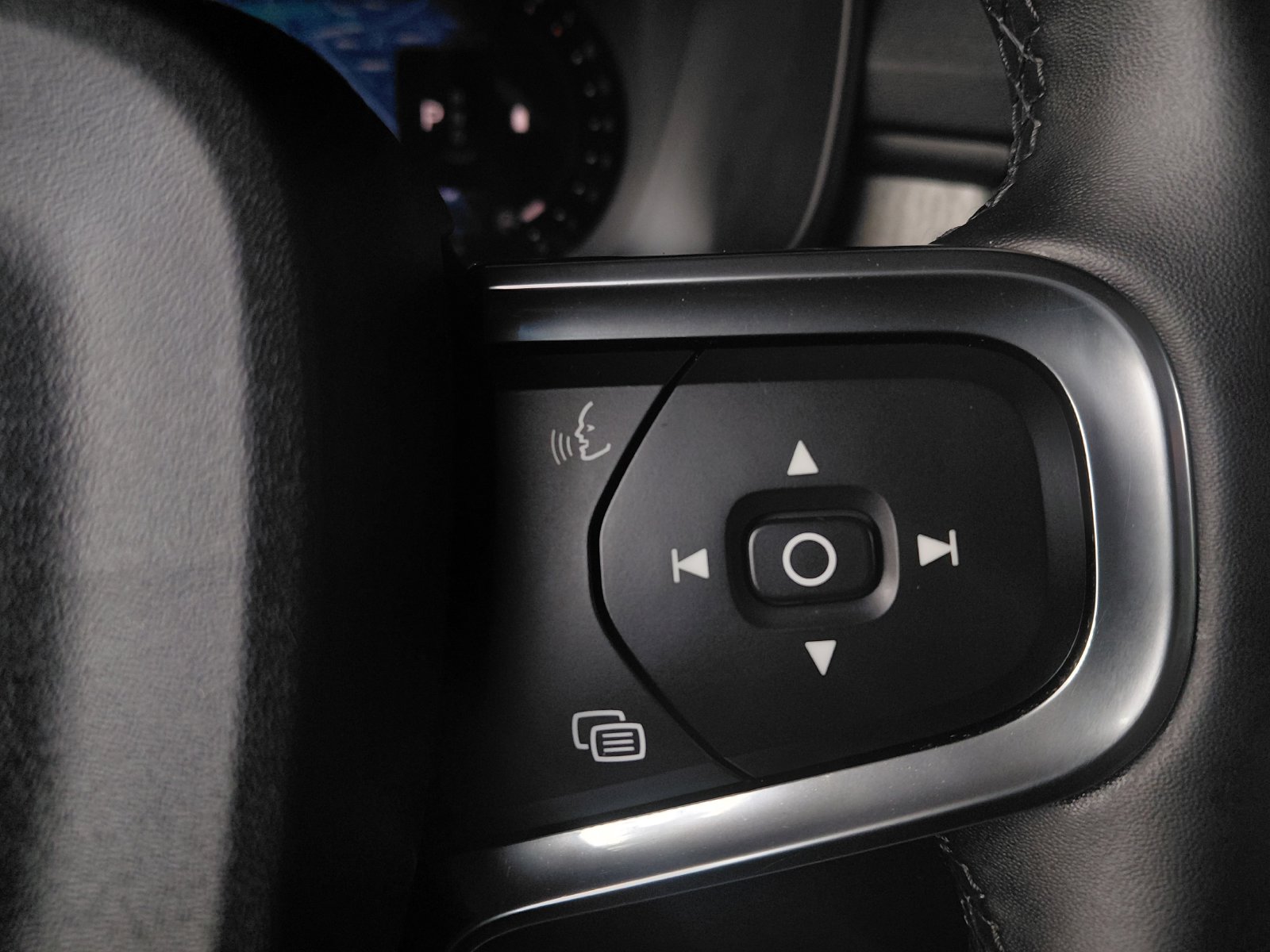 2025 Volvo XC40 B5 ULTRA DARK THEME — фото 6