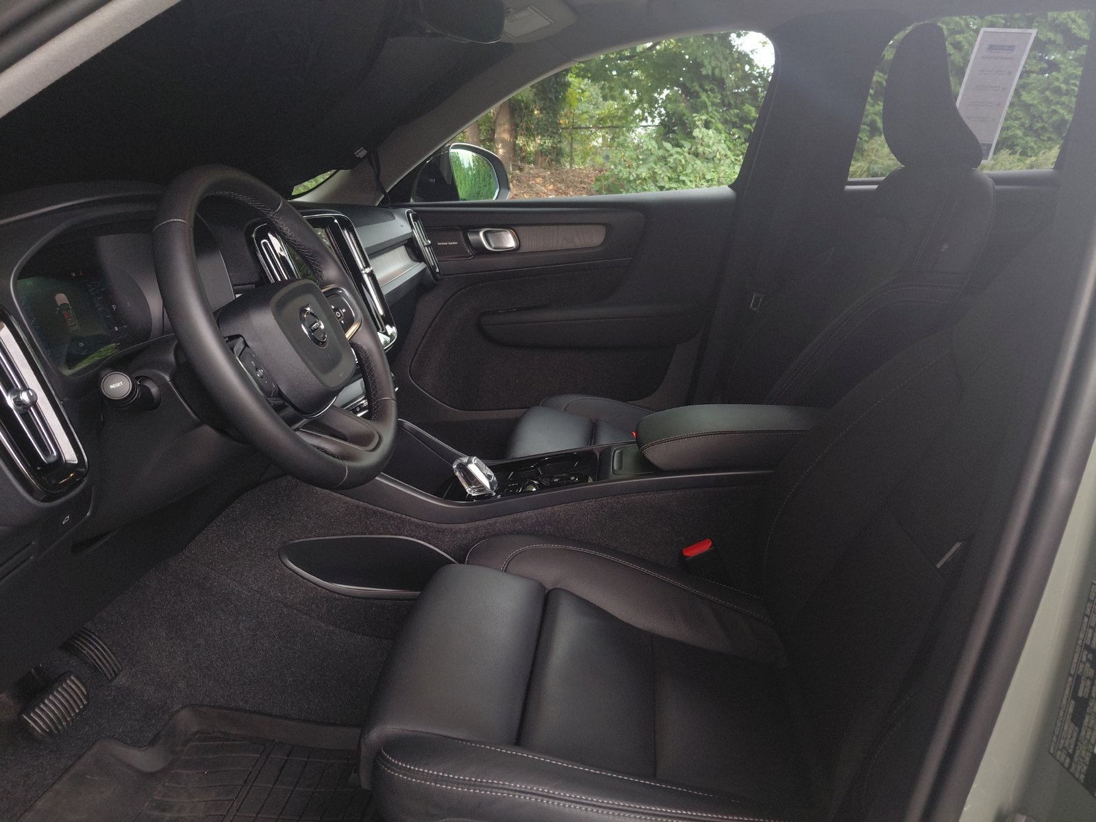2025 Volvo XC40 B5 ULTRA DARK THEME — фото 2