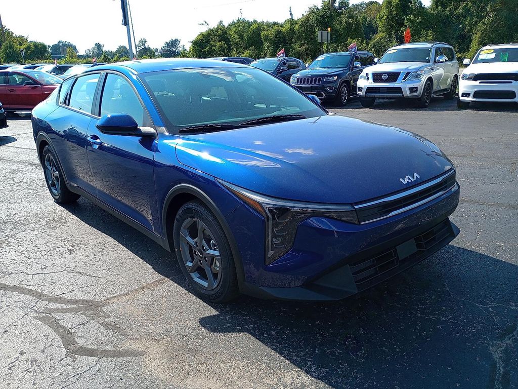 New 2025 Kia K4 LXS