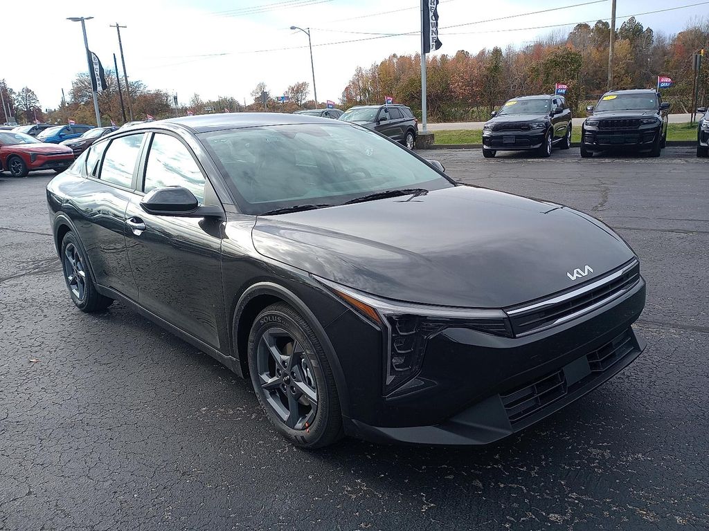 New 2025 Kia K4 LXS