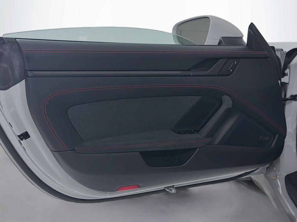 2026 Porsche 911 TARGA 4 GTS — миниатюра 14