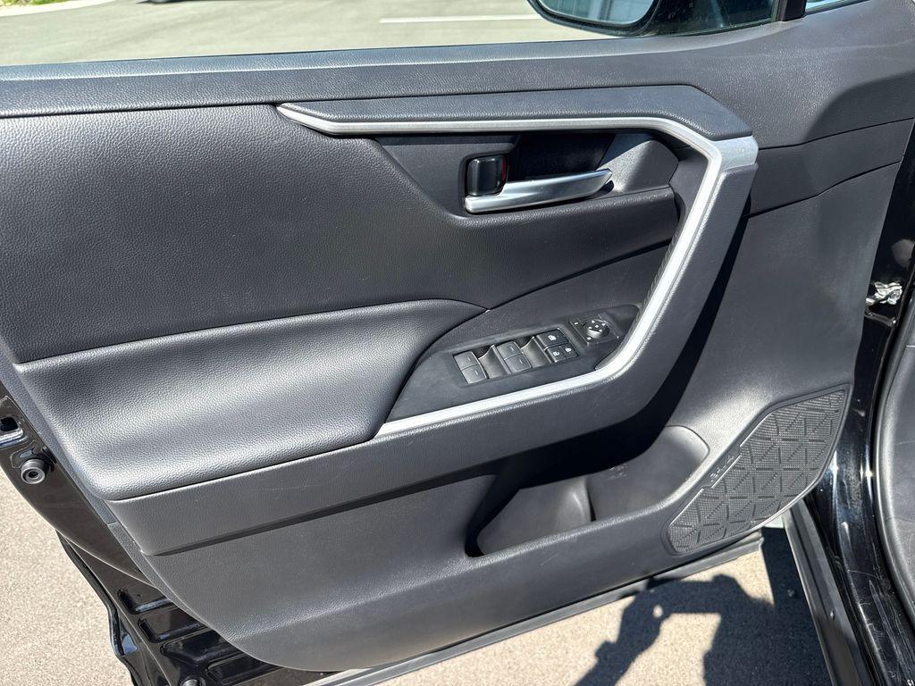 2025 Toyota RAV4 XLE 缩略图 12