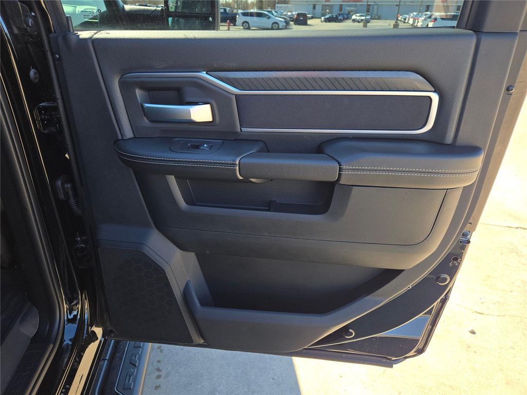 2026 RAM 3500 BIG HORN CREW CAB 4X4 8' BOX — фото 9
