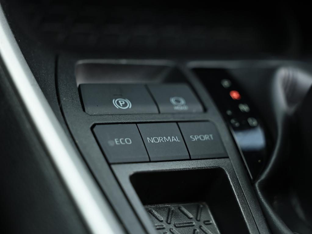 صورة مصغرة 39 لـ 2025 Toyota RAV4 XLE