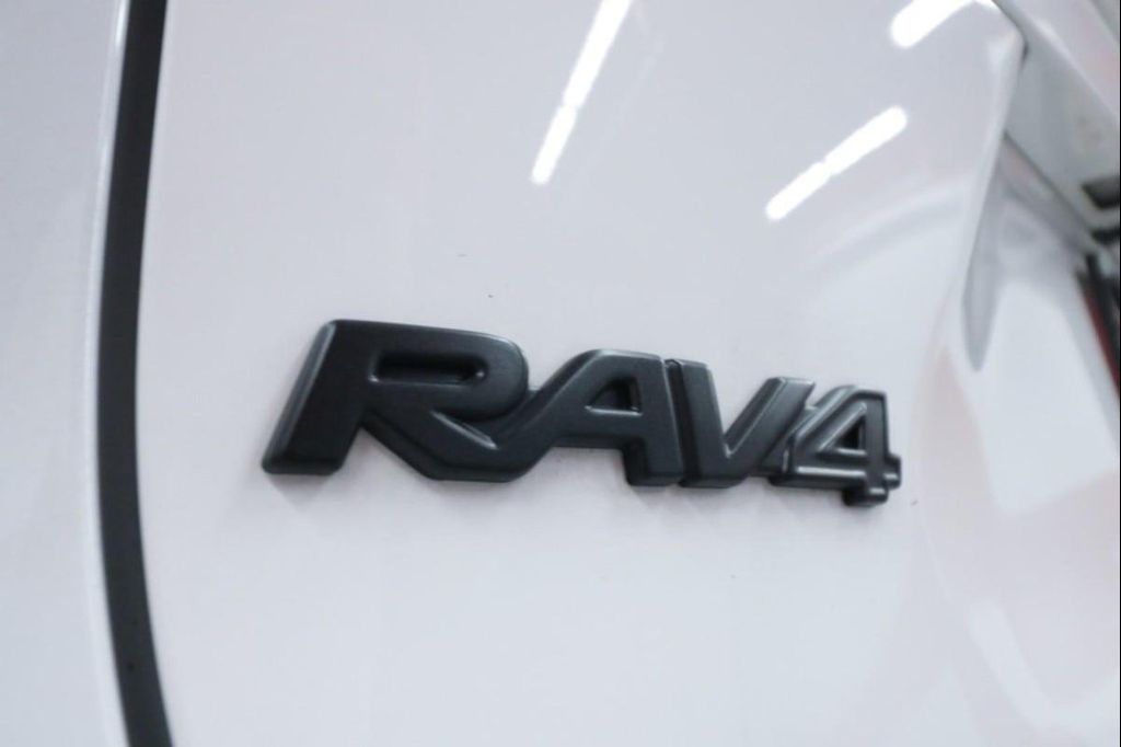 2024 Toyota RAV4 LE — миниатюра 25