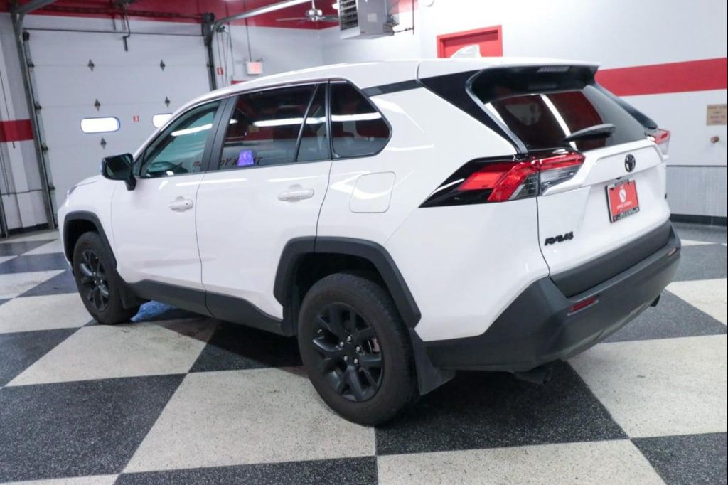 صورة 6 لـ 2024 Toyota RAV4 LE