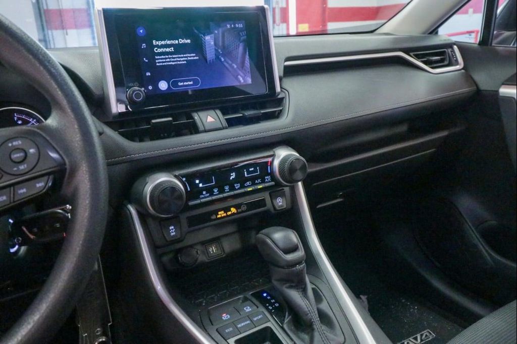 2024 Toyota RAV4 LE — миниатюра 16