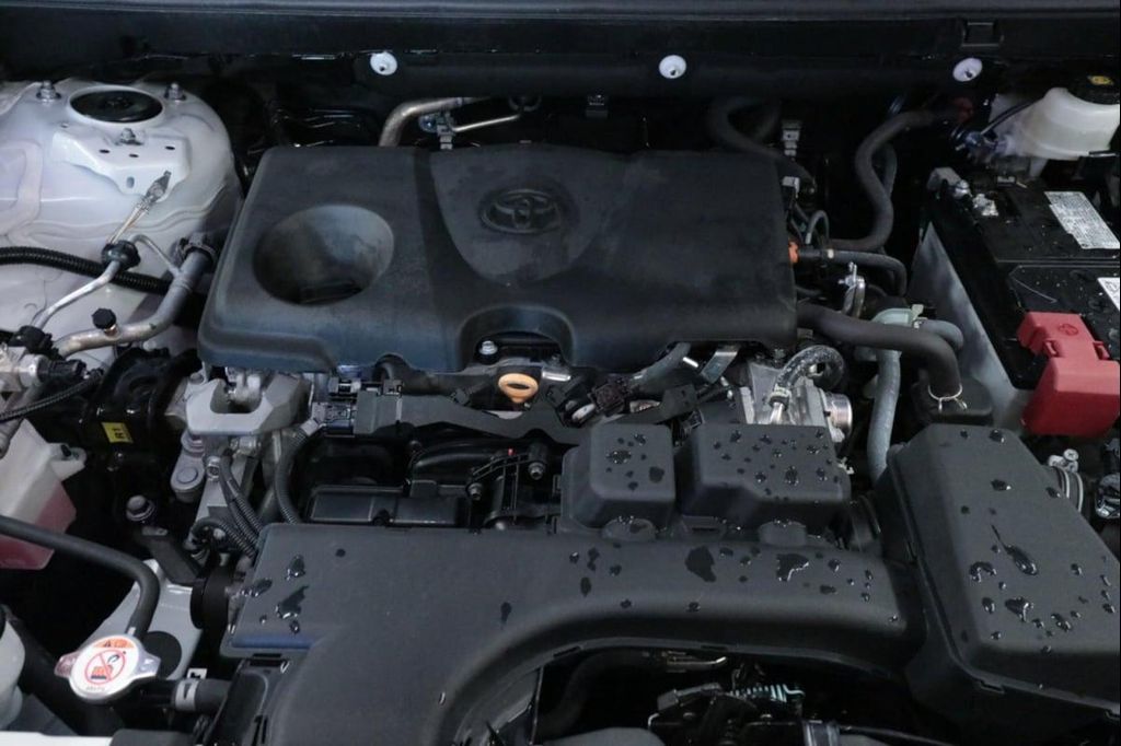 صورة 8 لـ 2024 Toyota RAV4 LE