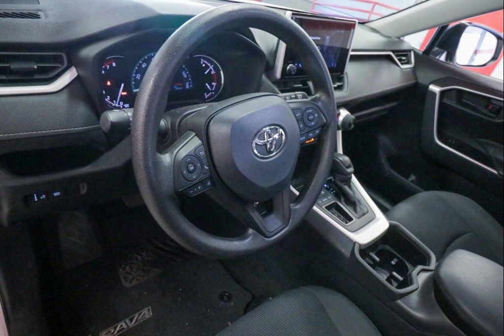 2024 Toyota RAV4 LE — миниатюра 12