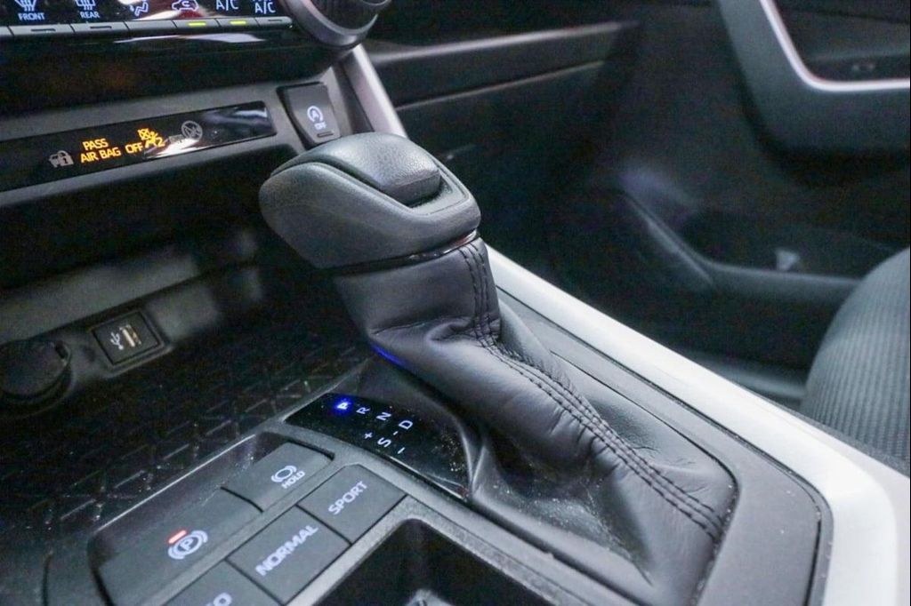 2024 Toyota RAV4 LE — миниатюра 17