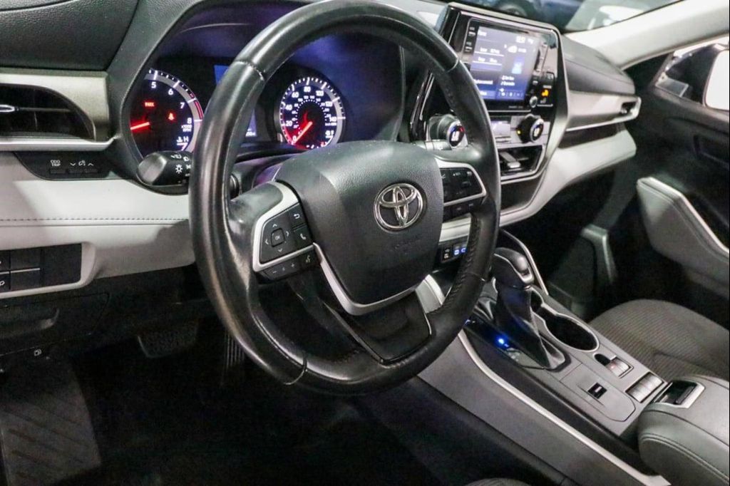 2022 Toyota HIGHLANDER LE 缩略图 13