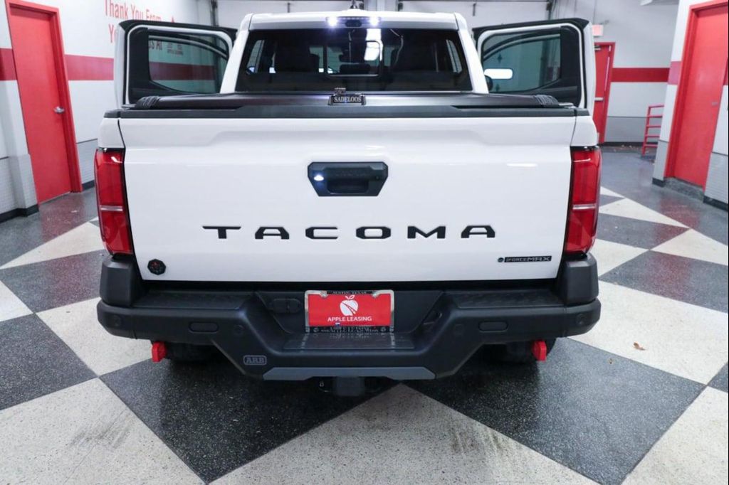 صورة مصغرة 31 لـ 2025 Toyota TACOMA HYBRID TRAILHUNTER