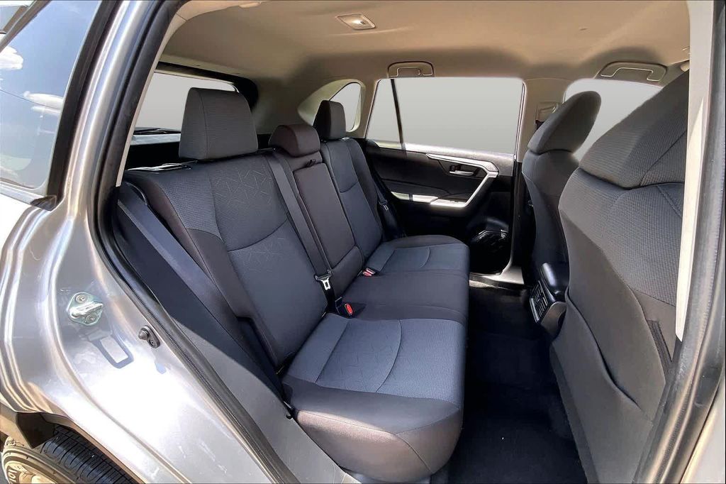 2025 Toyota RAV4 XLE — миниатюра 20