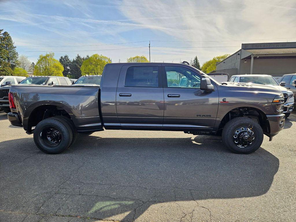 صورة 8 لـ 2026 RAM 3500 LARAMIE MEGA CAB 4X4 6'4' BOX
