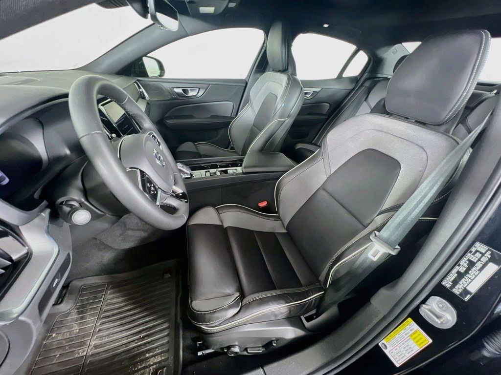 صورة مصغرة 21 لـ 2024 Volvo S60 B5 PLUS BLACK EDITION