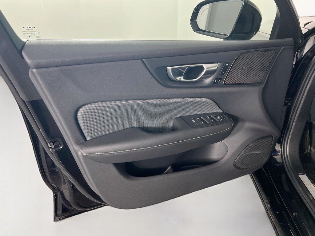 صورة مصغرة 18 لـ 2024 Volvo S60 B5 PLUS BLACK EDITION